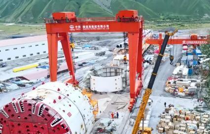 美技术封锁彻底失效！中国航母电磁弹射、超级基建、AI全链突破，四大领域构建无人可