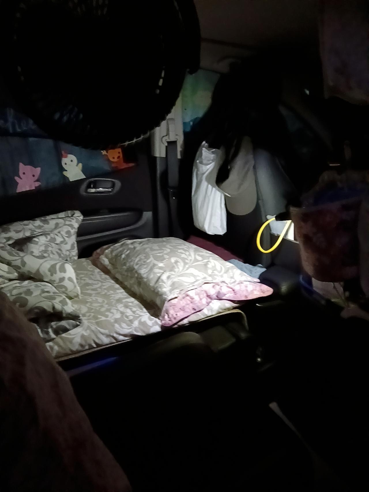 我和车友妹妹一早从重庆出发，目的地是湖北宜昌，全程900多公里，我们选走国道。开