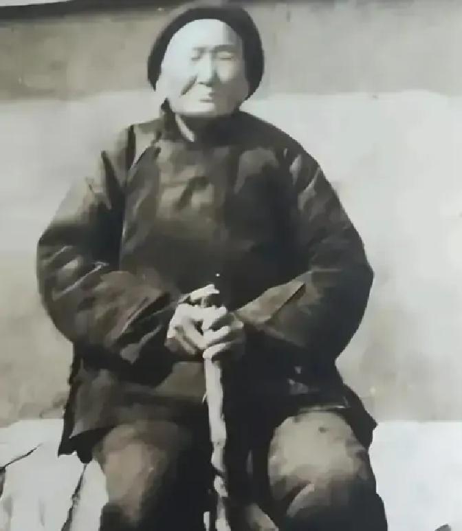 1941年，一大娘请汉奸侄子吃饭，席间压低声音说：孩子，给我弄三百发子弹。侄子当