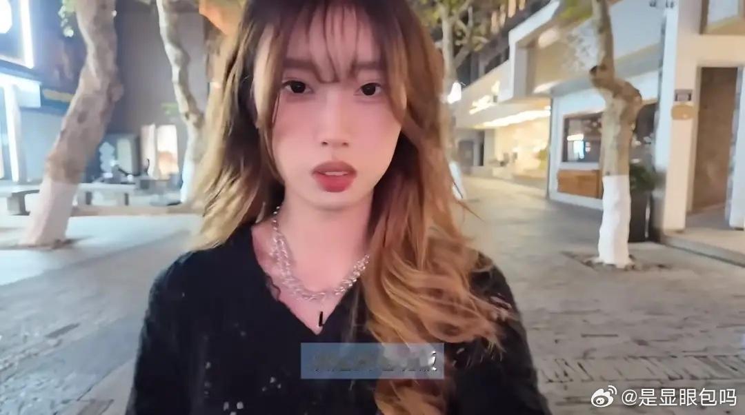 冯小刚女儿似恋情曝光，带男孩见妈妈，男方长相帅气徐帆很满意！