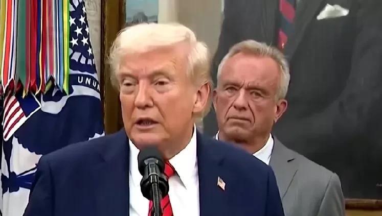 特朗普被中国的稀土出口管控打懵了，口不择言，竟然说要对中国加征100%关税，引发