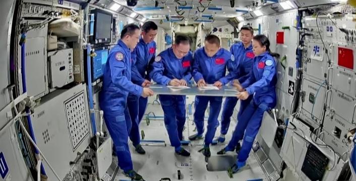 5月28日中国空间站迎来暖心在轨交接，神舟二十一号乘组圆满完成各项任务，与神舟二