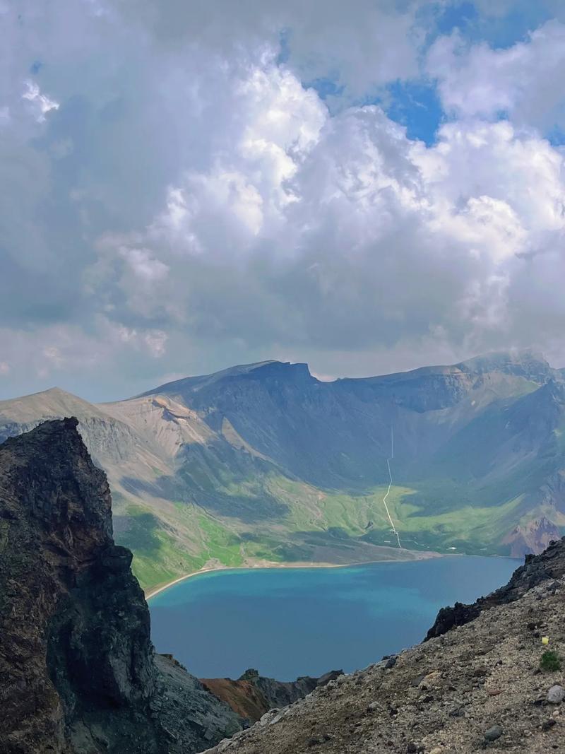 按理说长白山天池早该干底朝天了！这山顶大湖常年只往外倒水却找不着半个进水沟，几百