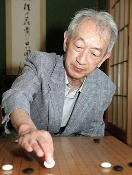 1921年，福州名手林贻堂和人下围棋，赌注是五块银元，占尽上风之时，一个7岁的小