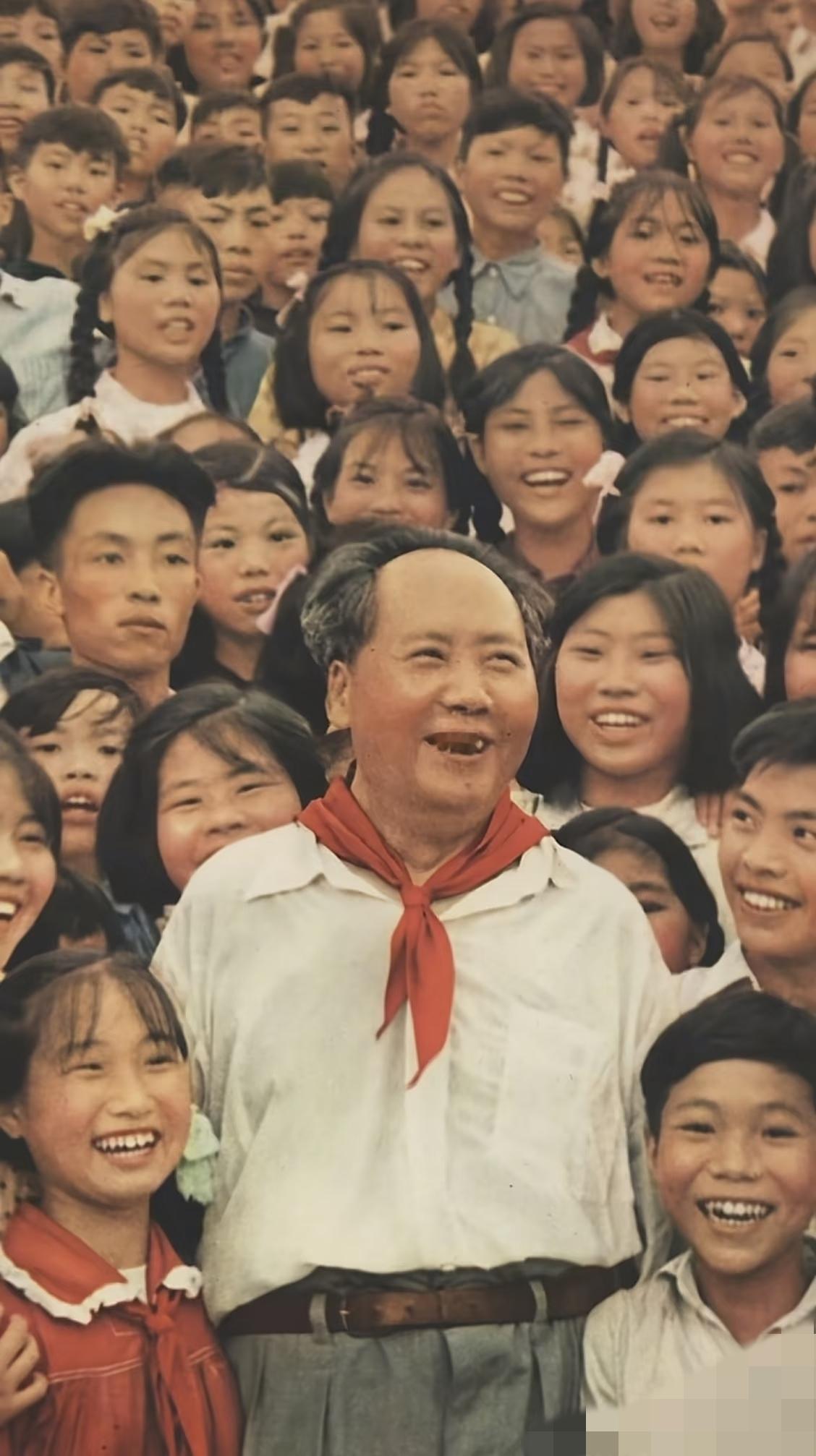 东方出了个毛泽东,这一句话,藏着中国人最厚重的底气与感恩。不是因为他是伟人