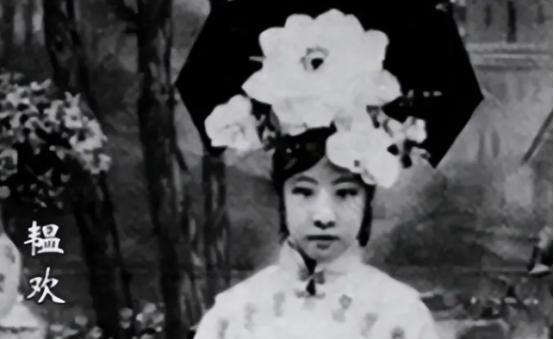 1960年，周总理请溥仪吃饭，席间，溥仪看了一旁的女子好几次。麻烦看官老爷们右