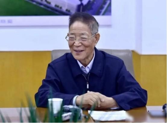 “我年纪这么大，要这么多钱干嘛？”2020年，78岁的王泽霖教授，去买方便面，嫌