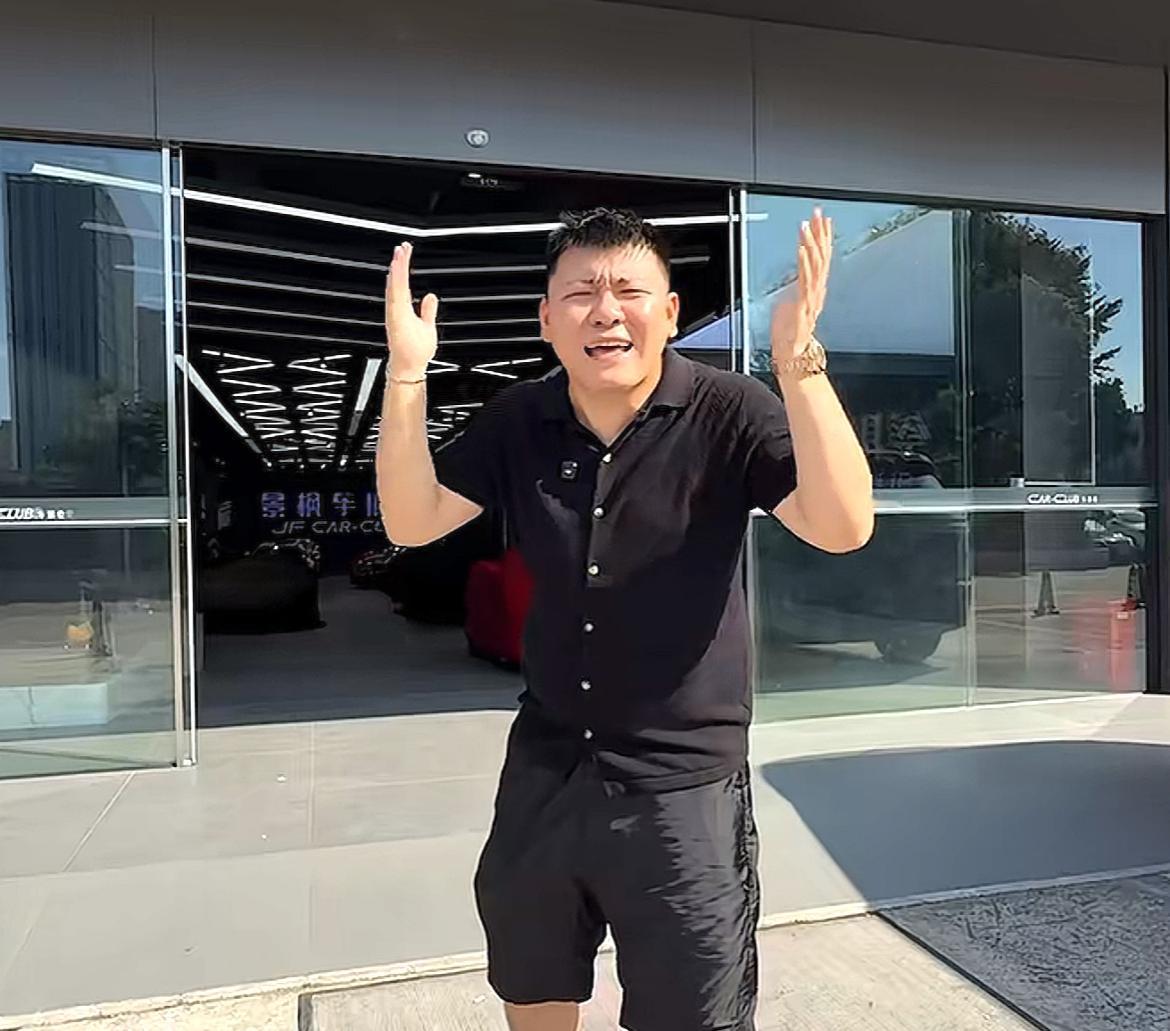 韩景枫这次真的担心了，不过挪车的一幕可以看出，他的确很豪横这几辆豪车，恐怕很多