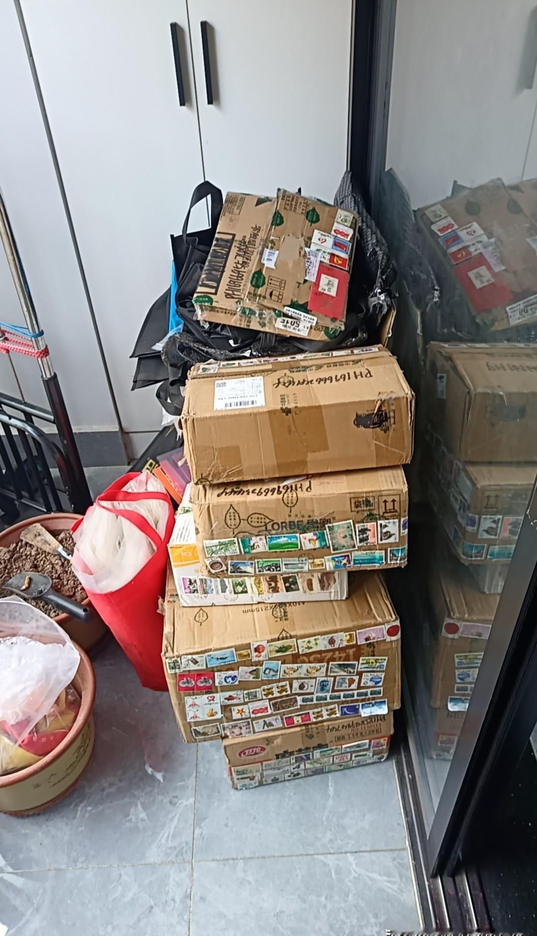 邮票收藏新风向：环保处理与市场潜力齐飞。日前，邮政部门推行“旧邮票包装回收”新