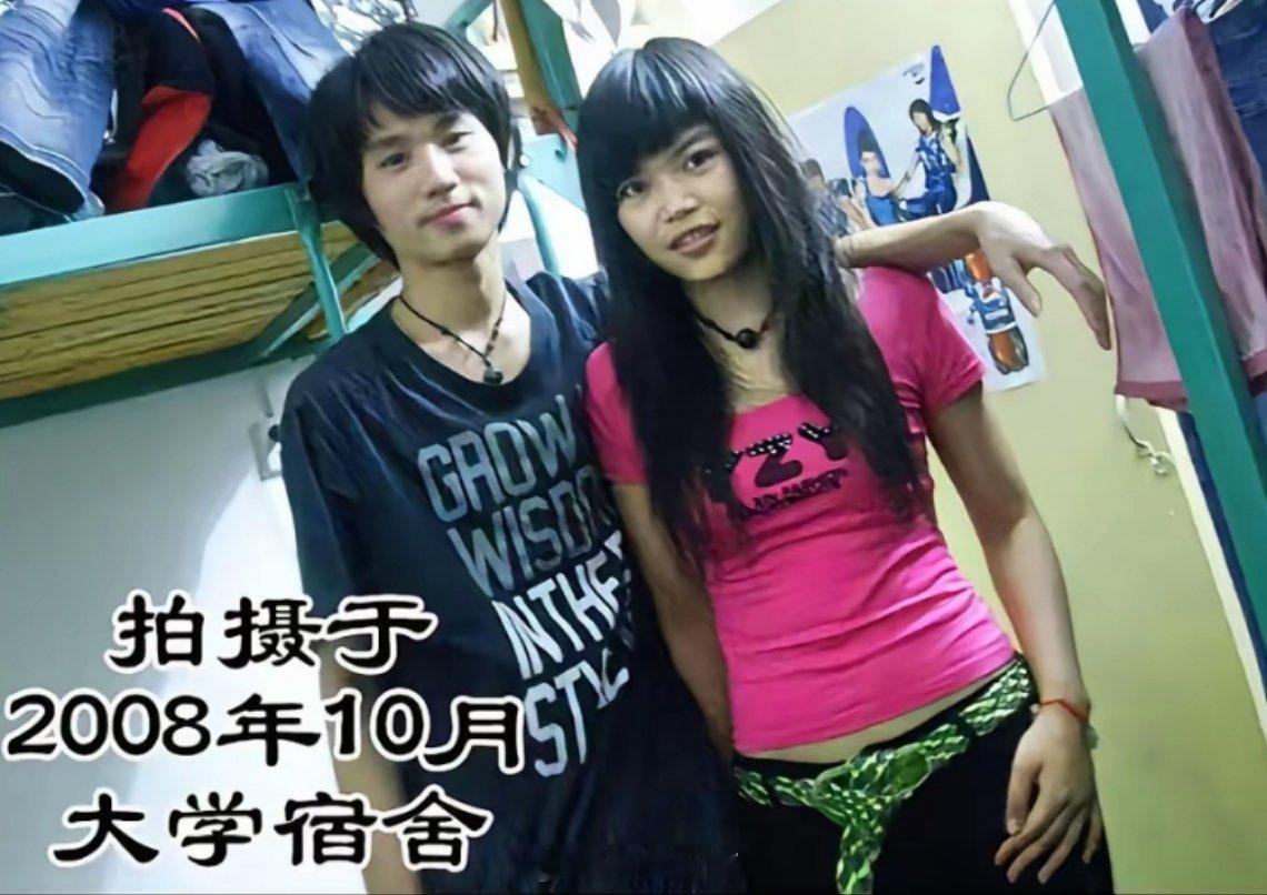 男生年轻时，是男神帅哥级别的颜值了，他把老婆养的很好，依旧美丽动人。