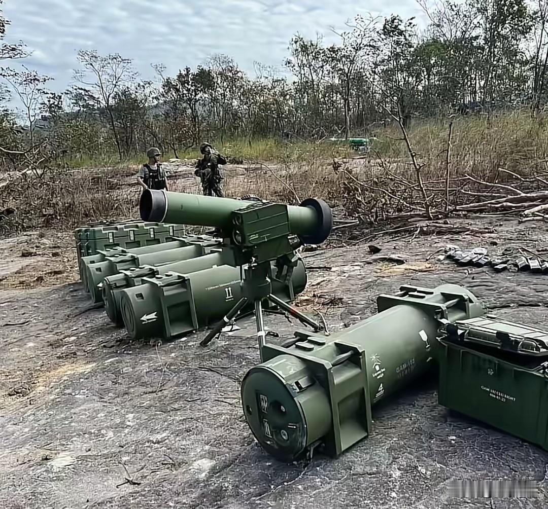 柬埔寨将士清醒了，不想再替洪森家族卖命？先进武器不用也不毁掉，直接送给泰军！