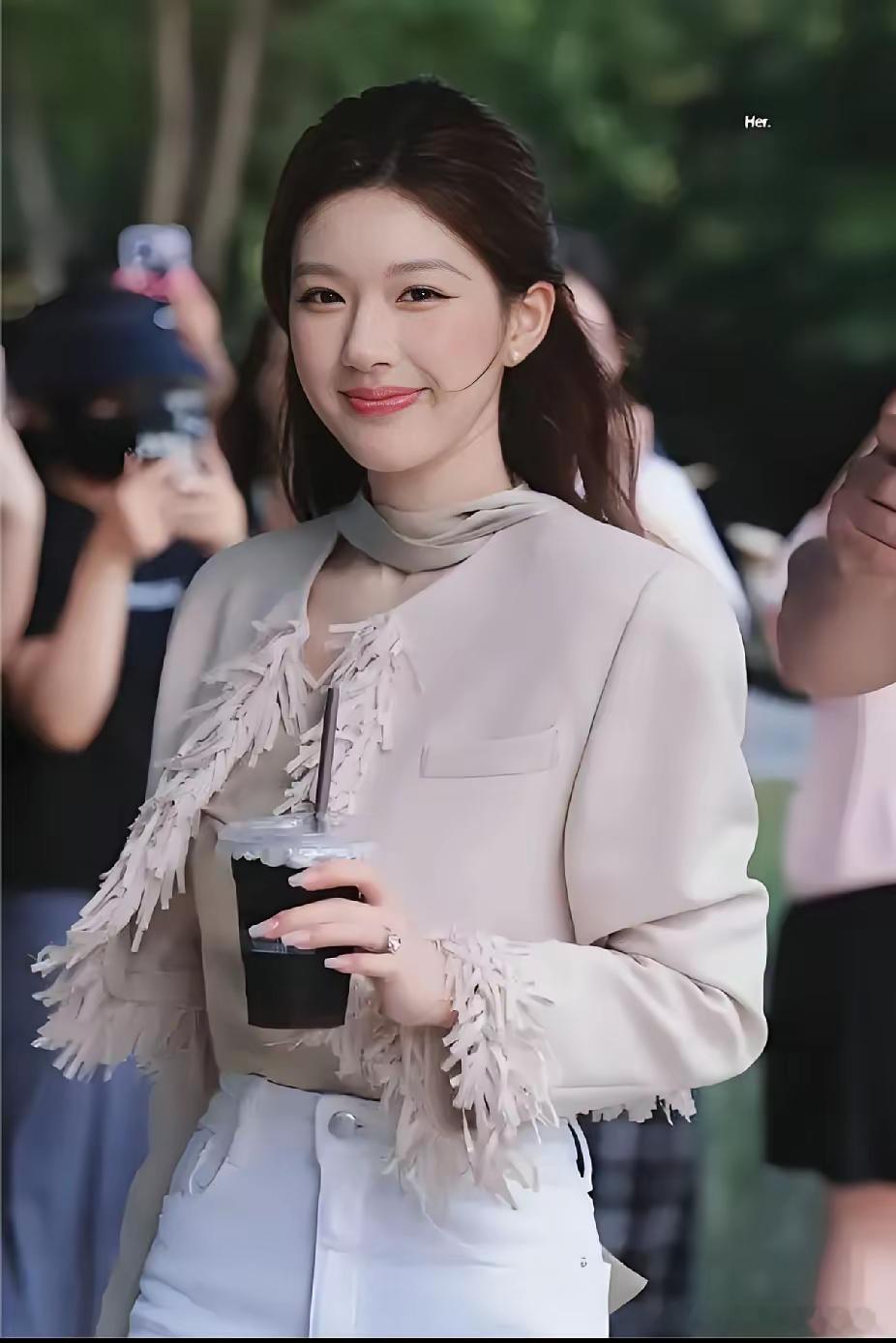 银河酷娱这下傻眼了，不是因为它没给赵露思配经纪人，也不是因为赵露思的保镖都是自己