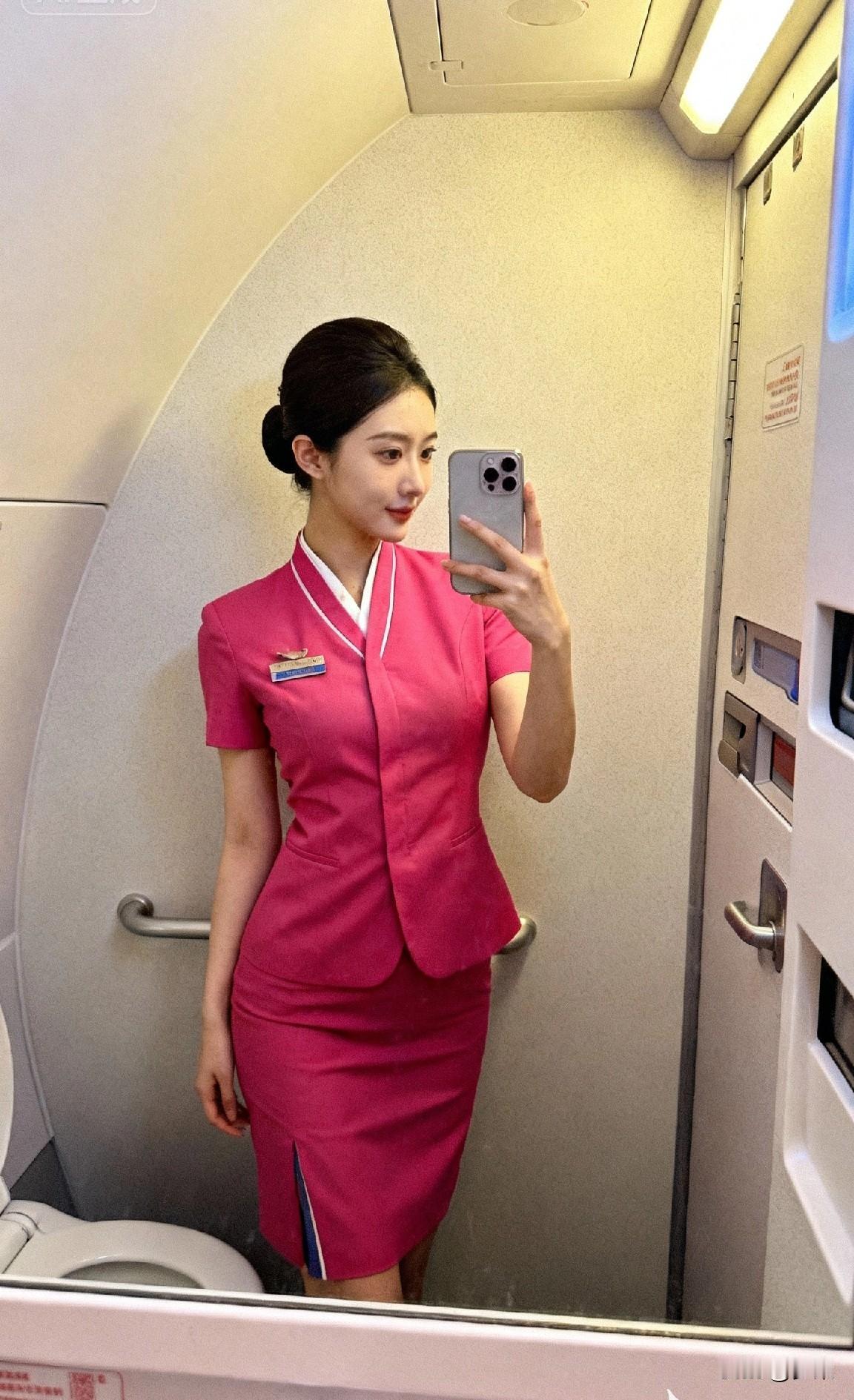 你们觉得红色的空姐制服好看，还是粉色的好看呢？