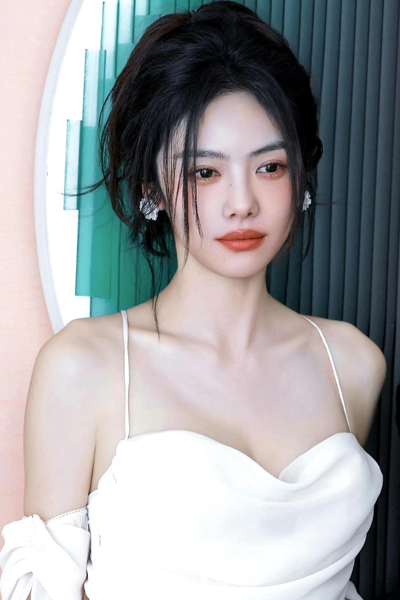 蔡文静一袭白裙美到失语！氛围感直接拉满！谁能拒绝蔡文静的白裙造型啊！一袭缎面