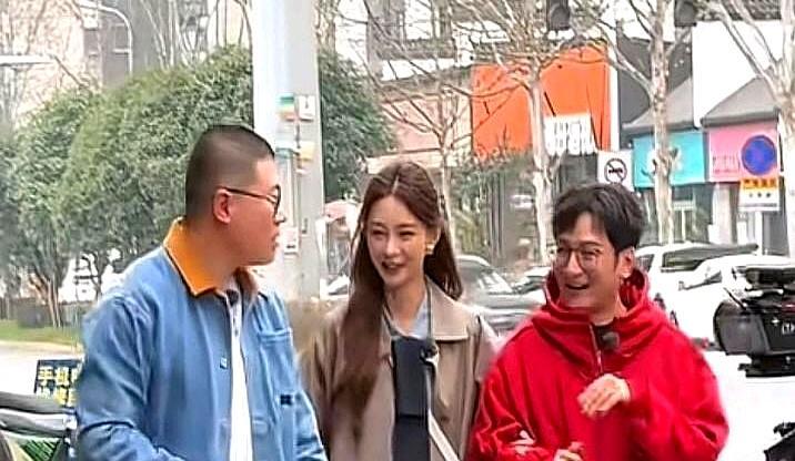 快满50岁还不结婚的李维嘉，拉着沈梦辰钻进长沙街头苍蝇馆子。两百斤的壮汉吕严坐在