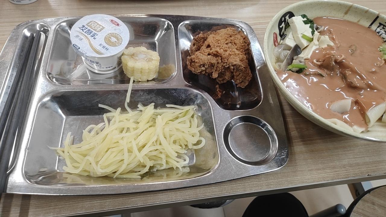 凡事不必太较真，糊涂一点，快乐多一点。小故事：一位老人在菜市场买菜，摊主多收