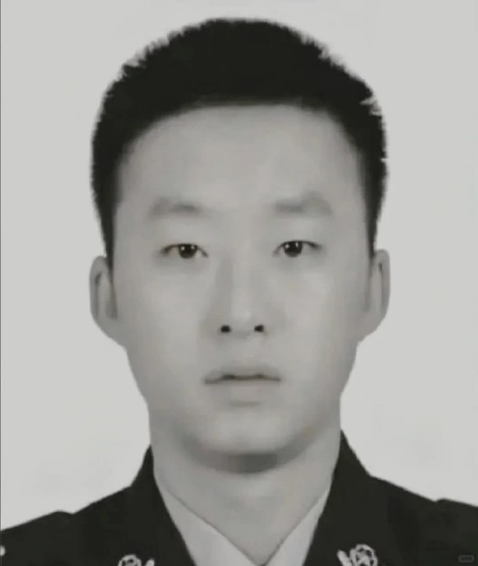 【致敬缉毒英雄！】缉毒烈士照片公开意味着已无直系亲属。李松陪作为烈士遗孤，继承父