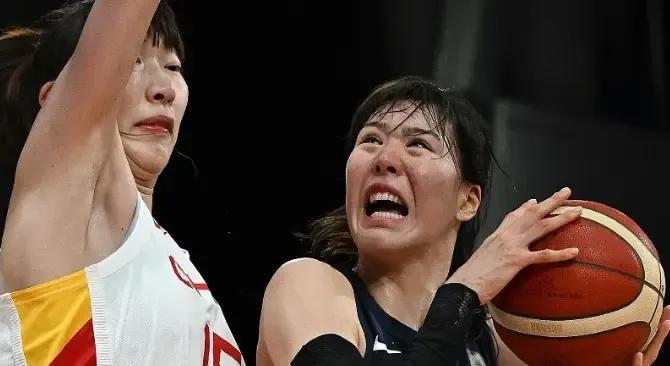 蚍蜉撼大树！女金刚张子宇把手臂挂在自己身上的韩国女篮主力当家中锋朴智秀直接对抗到
