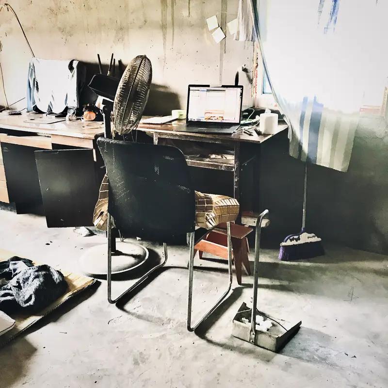 公司把工位搬到50公里外逼员工辞职，这操作真够绝的！50公里什么概念？就算开车不