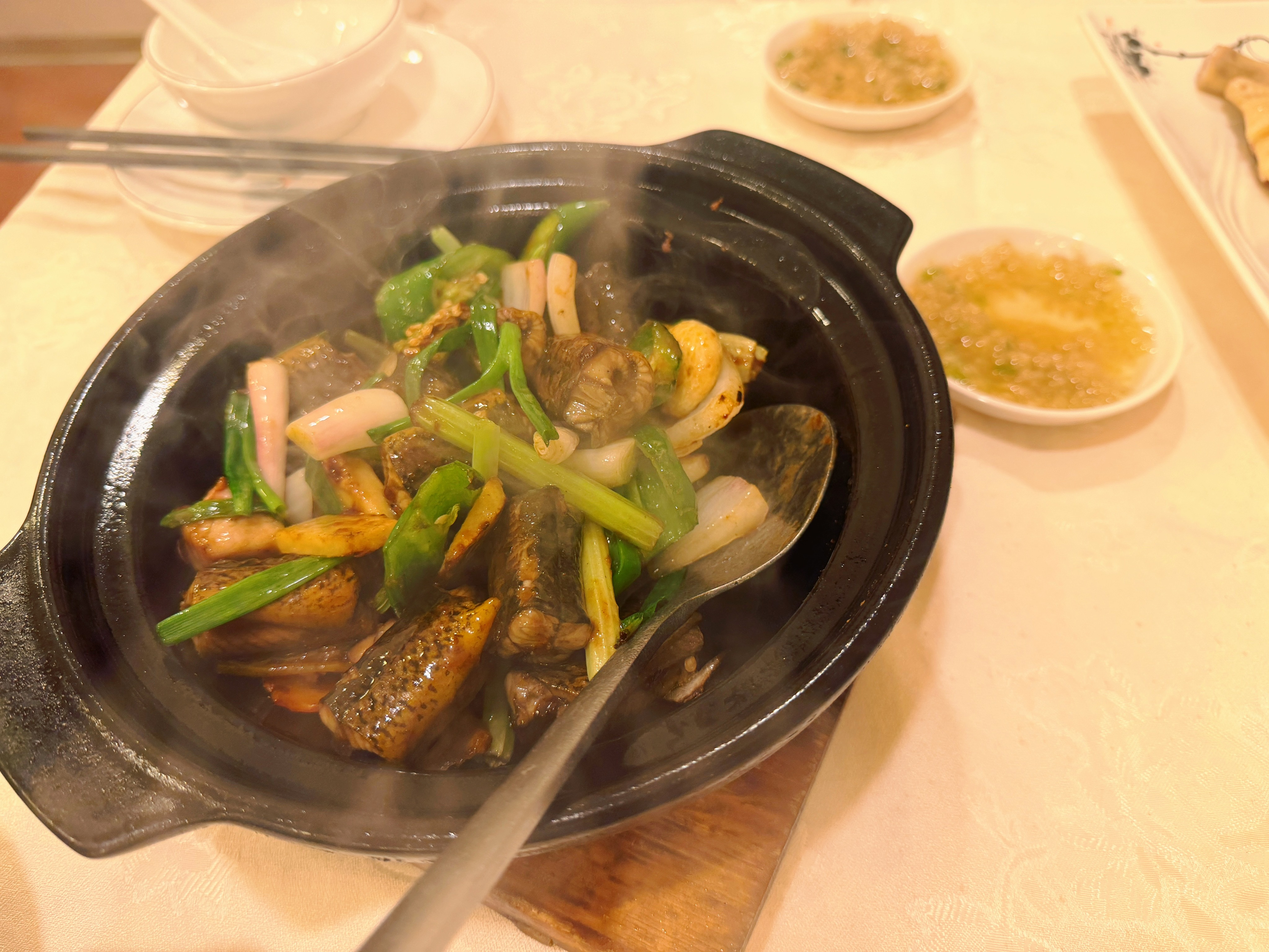 没有很惊艳，不过炸大肠和啫黄鳝是好吃~白切鸡不如壹心鸡，乳鸽不如大鸽饭。果然还是