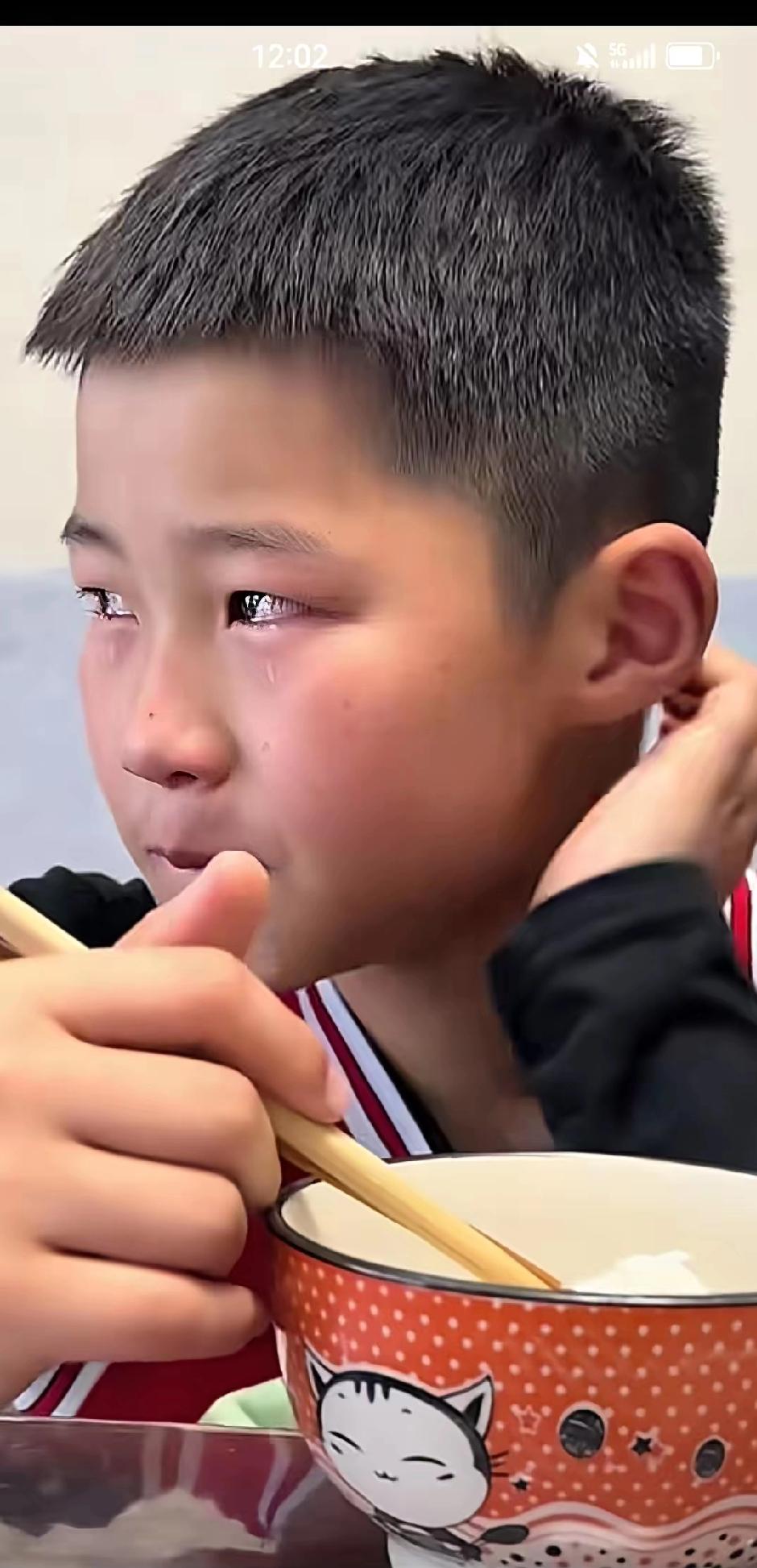 真的看泪崩了，实在绷不住。一位单亲妈妈给了儿子10块钱，让他坐车回家，孩