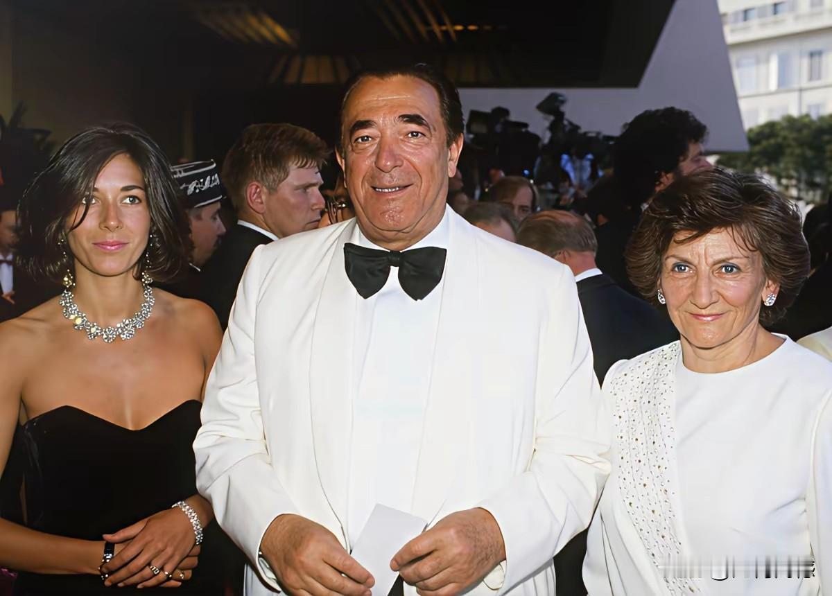 爱泼斯坦前女友的父亲，曾经是一个赫赫有名的媒体大亨，家底也是非常厚的，可是她的父