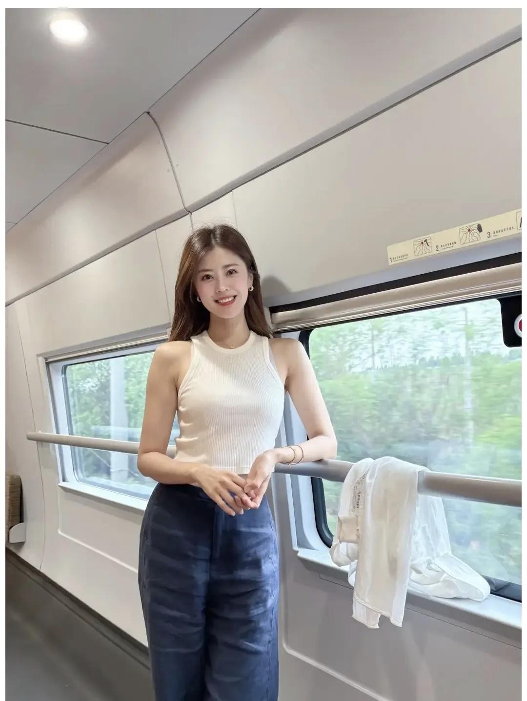 乘风破浪的列车之旅，时尚穿搭随行！🚄👗💃