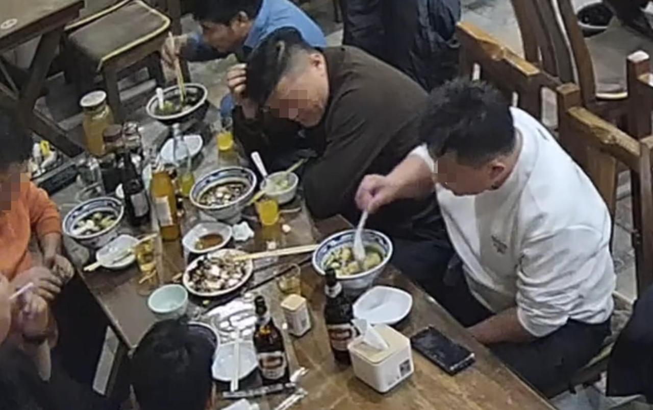 “脸都不要了！”北京，北方水饺馆里，6名男子围坐一桌吃得正酣，一共消费700多