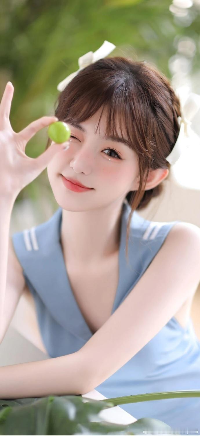 二月鼠儿：农历二月出生的属鼠者，此时正是惊蛰之时，因此前半生运势一般，甚至是坎坷