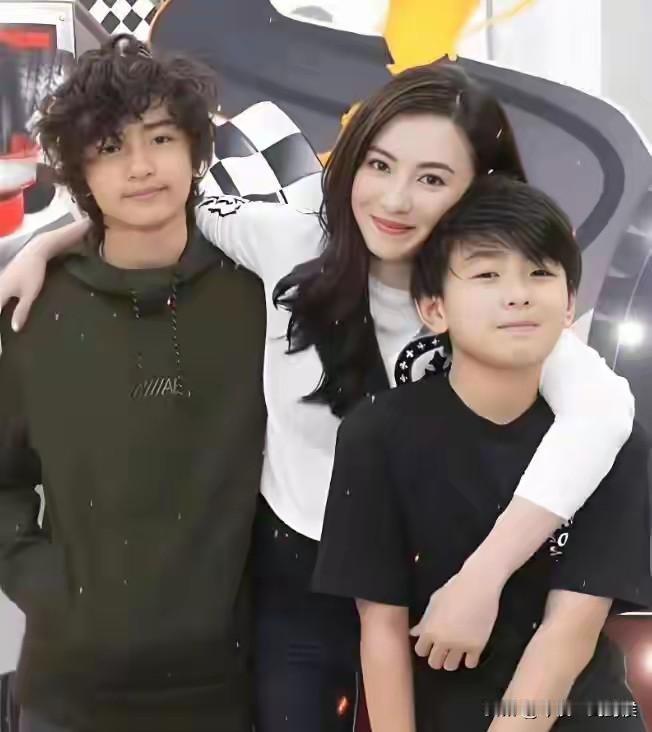 人红是非多。这么多年张柏芝都是舆论的焦点，从艳照门，到第三胎孩子的生父之谜，现