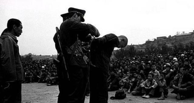 1988年，山西太原郊外的行刑现场，站着一个临死不乱的男人。他环顾四周，看了看押