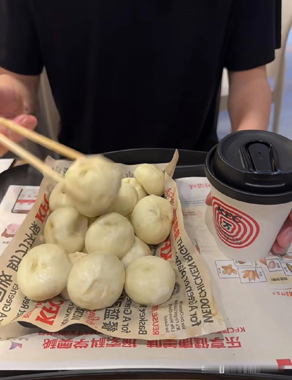 肯德基卖小笼包了！当肯德基的餐盘里堆起小山似的小笼包，你是不是和我一样瞳孔
