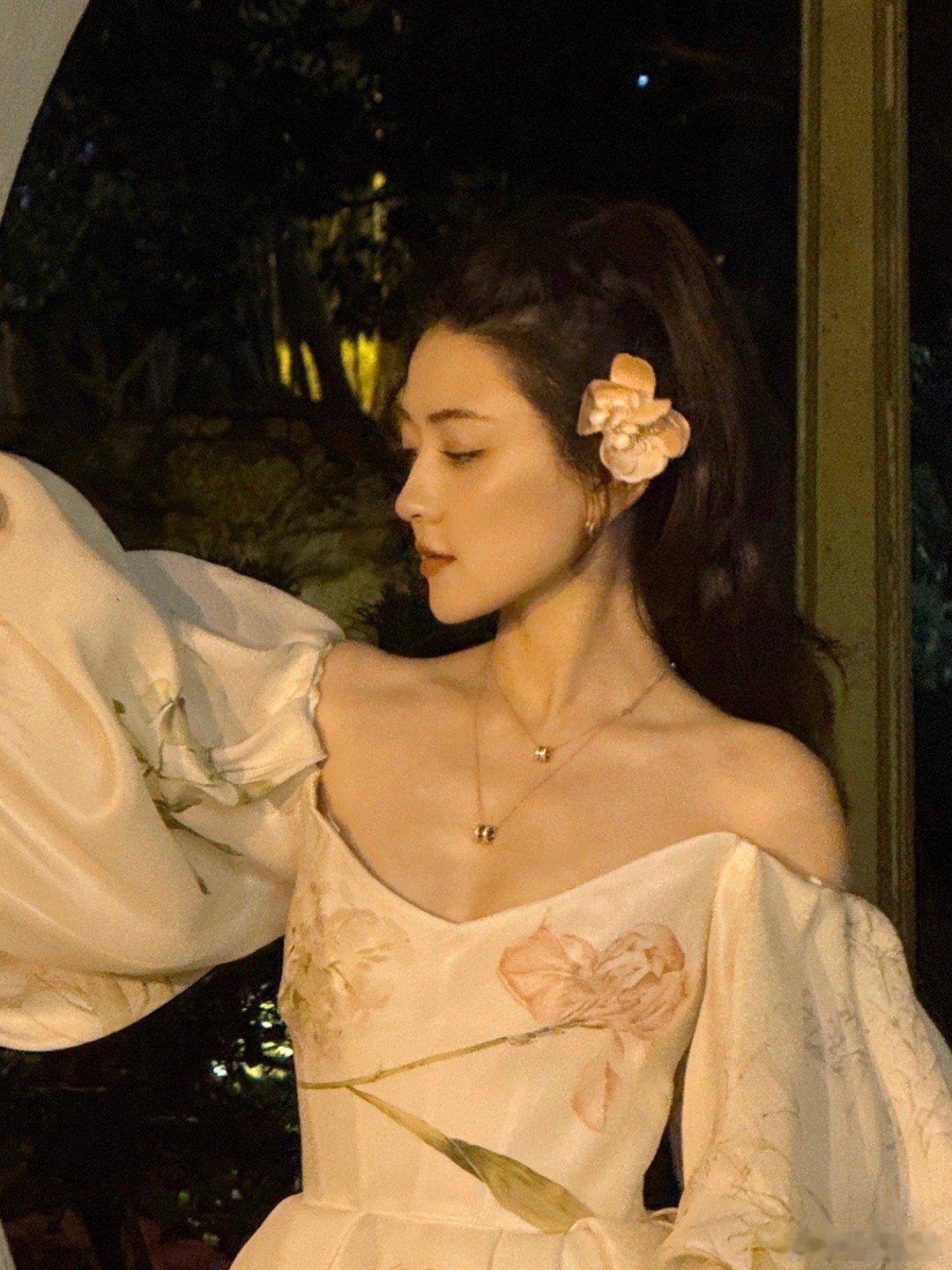 梁洁头上这朵花简直神来之笔鲜花加持颜值翻倍！梁洁自带东方美人韵味，复古场景搭配头