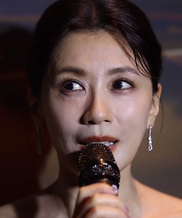 看看贾静雯老师的脸就知道明星们都开始慢慢变老了，不过贾静雯老师这个状态已经很不