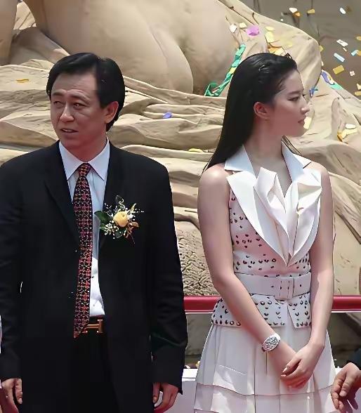 不愧是许家印连刘亦菲都能请来替他代言，真厉害，刘亦菲好像有点不好意思。