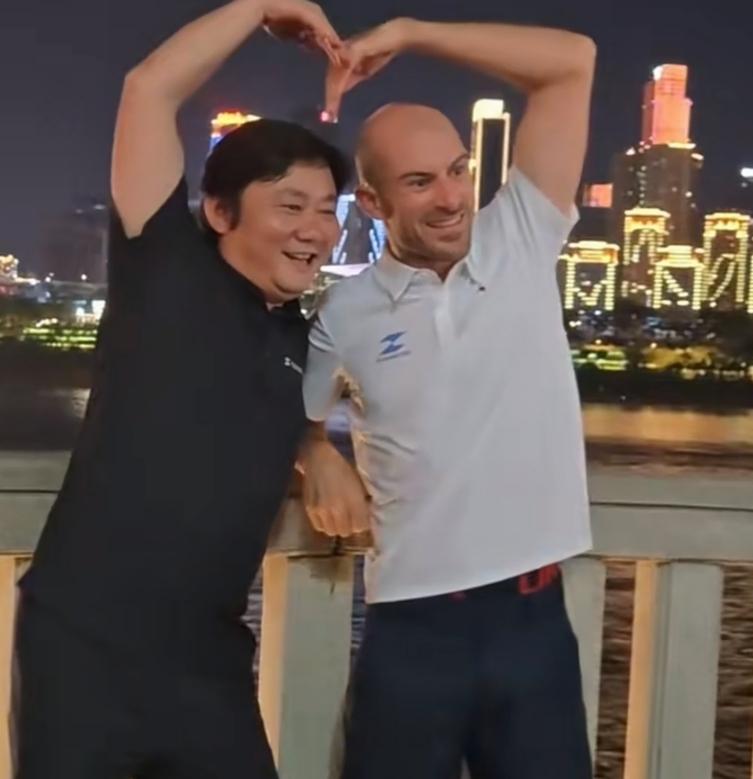 结束了成都之旅，车手德比斯与老板张雪终于在重庆见面了。这是两人首次在中国会面