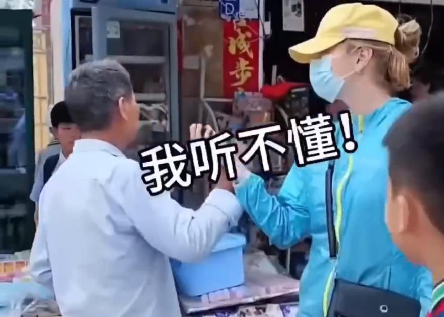“在中国说什么英语”小孩哥一句话让白人老外呆住了为了证明中国人不会英语，这个白