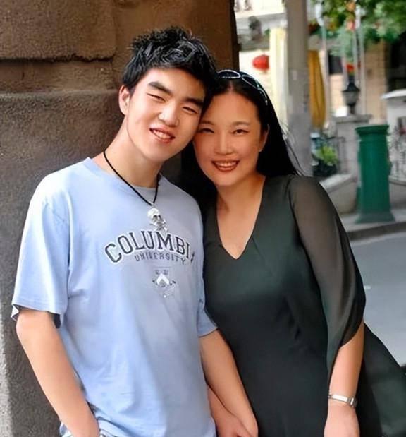 1988年，武汉一名女教师，正沉浸在新婚的生活中。黑板上刚写完"春天来了"的