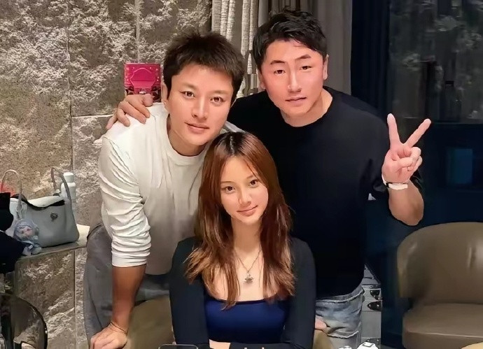 贾乃亮与女儿甜馨等在一起，笑容满面，举止温柔，温暖又温馨，其乐融融，合影留念，美