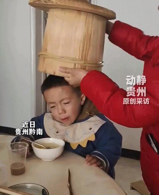 贵州，一女子发视频称，她家孩子一上桌吃饭时，就会又哭又闹的“发饭疯”，而每次哭闹