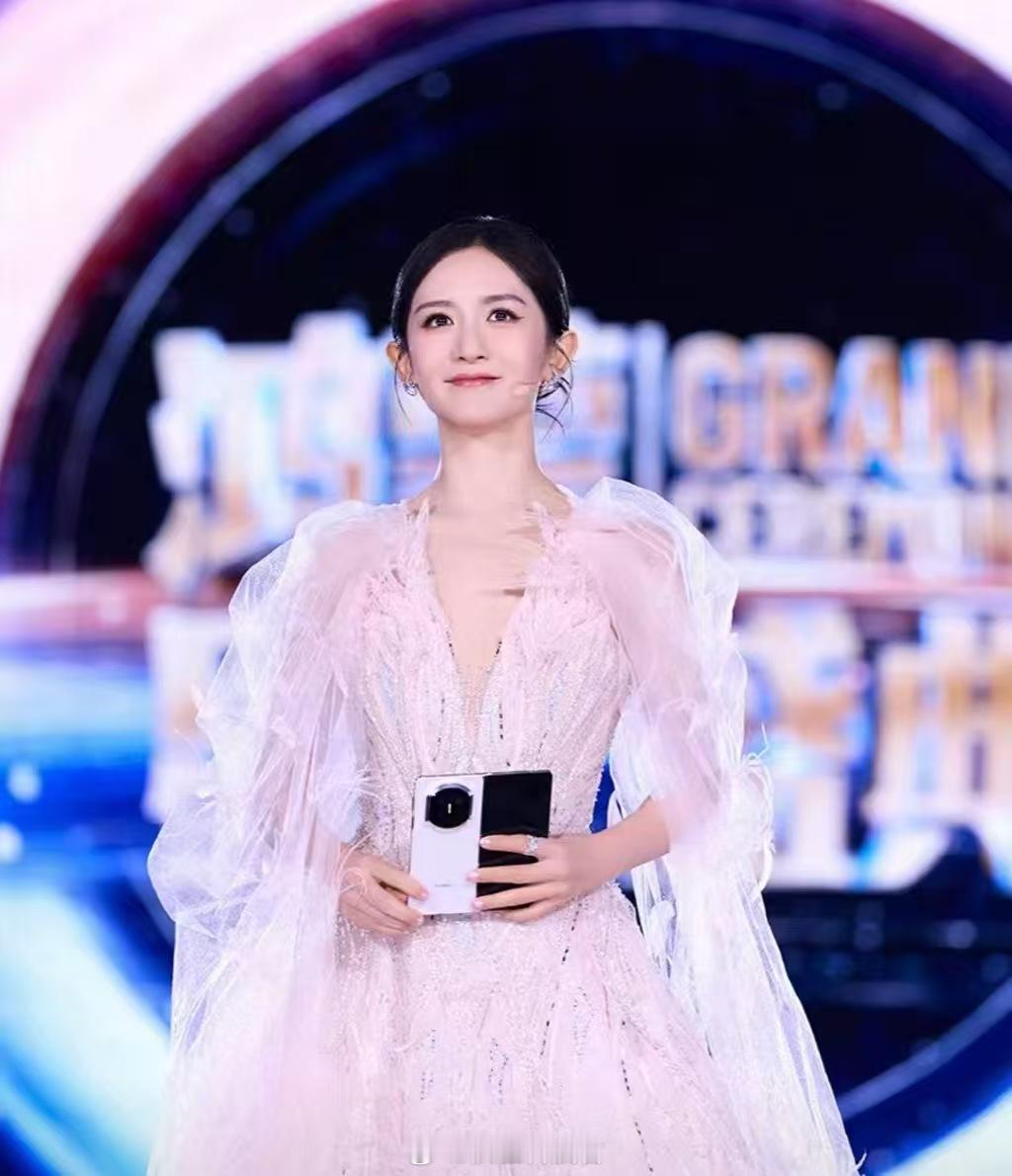 咱就是说，看到鸿蒙星光盛典撒贝宁、谢娜、王冰冰这些主持人手里的手卡居然变成华为