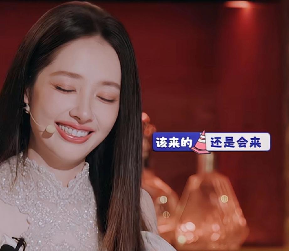 原来郭碧婷事先也不知道向佐穿女装她也是跟广大网友一样，向佐穿出来才在电视上看