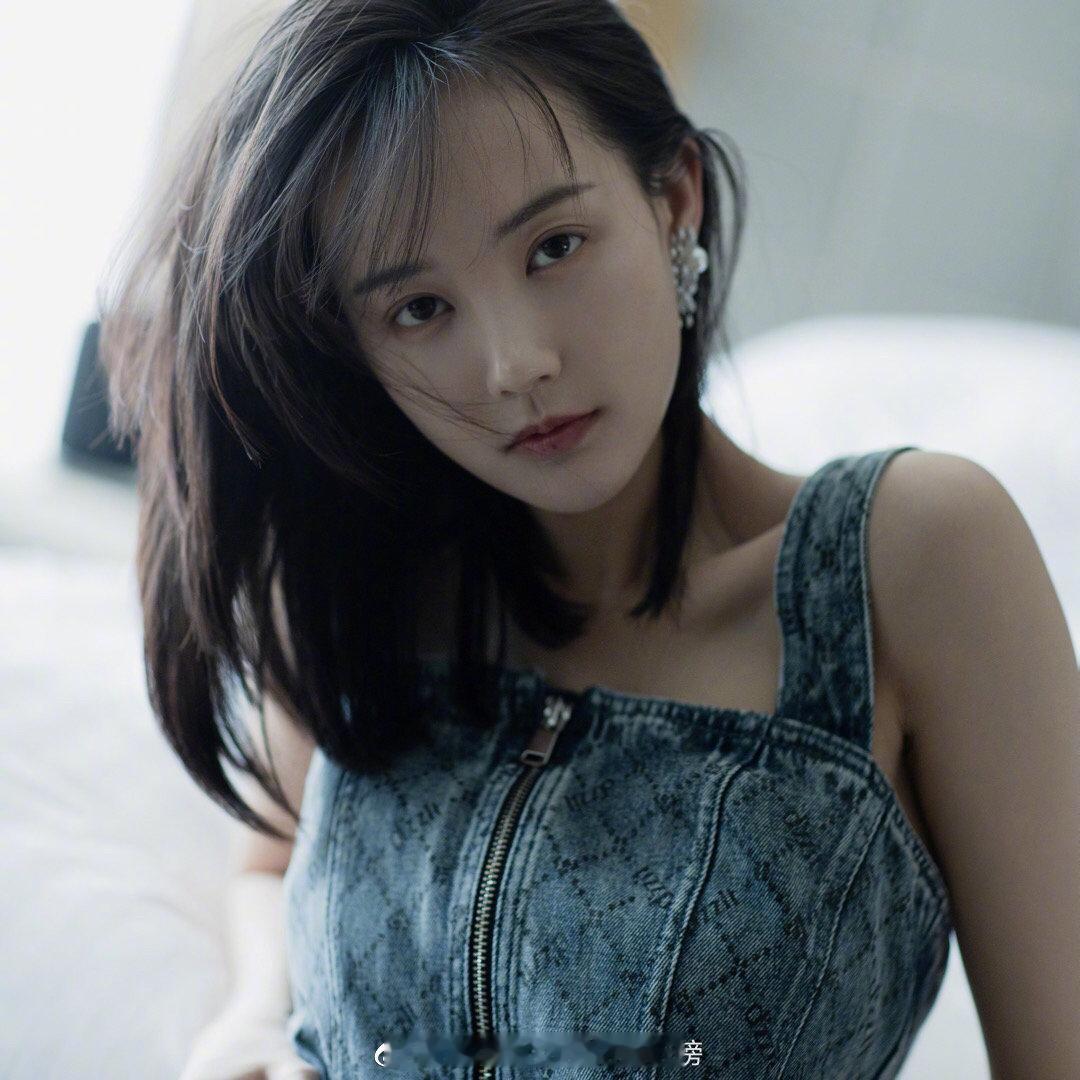 美女校花李一桐，北京舞蹈学院中国民族民间舞，90年，处女座，身高165cm，体重