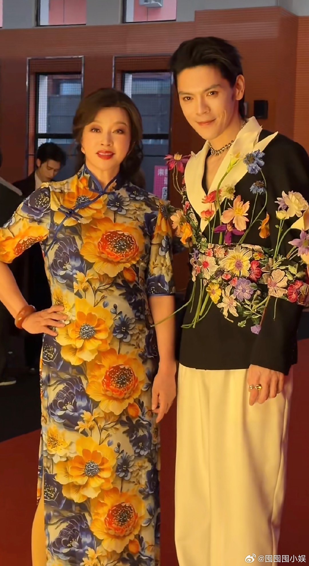 刘晓庆向佐合影向佐刘晓庆合影向佐刘晓庆合影，两人同框画面养眼，状态都超棒