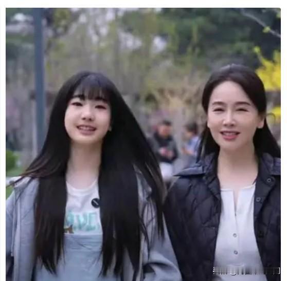 左小青与女儿高子淇外出时的一张合影。女儿高子淇高度遗传左小青基因，面容、五官、皮