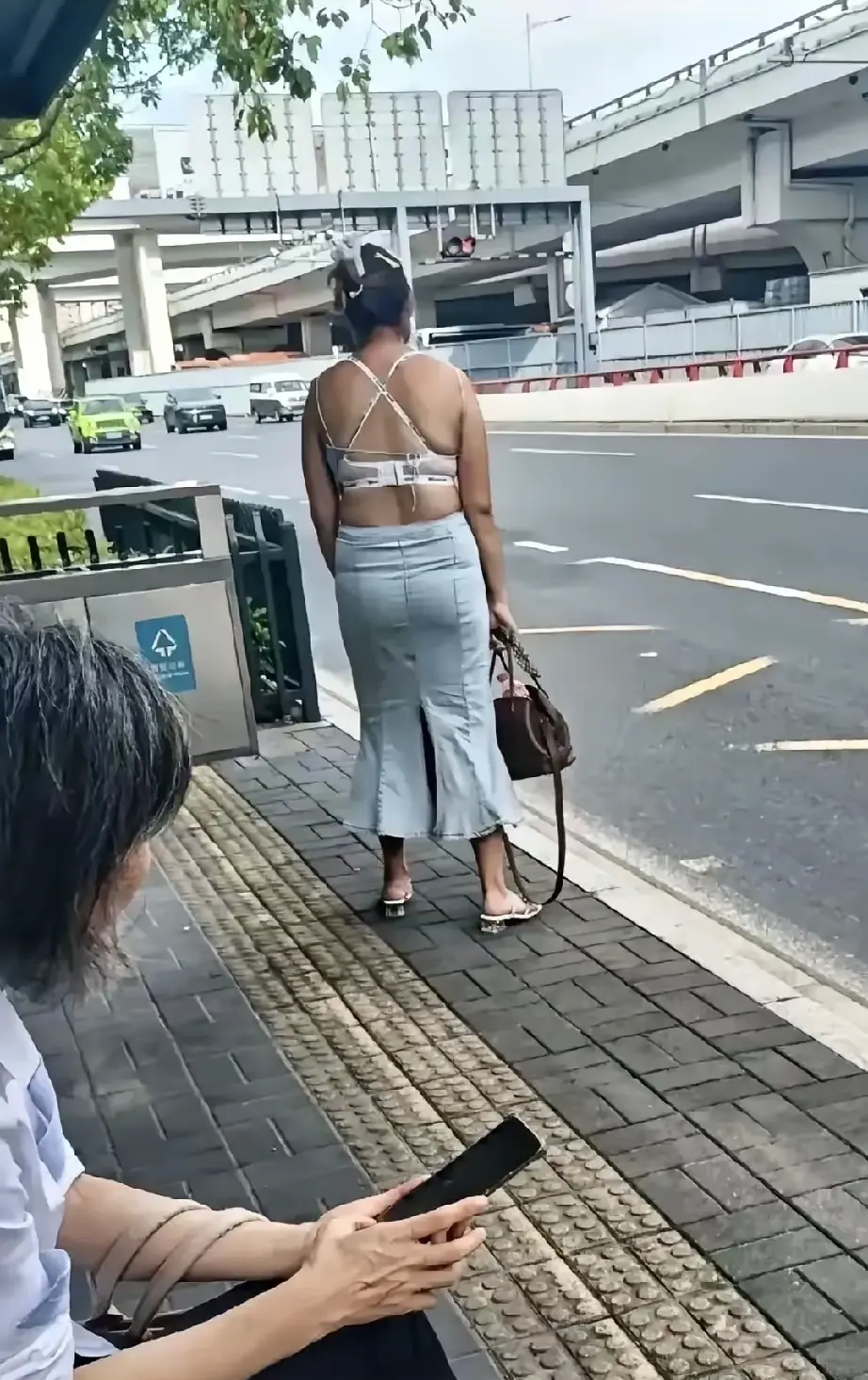 假如是你的亲人，像这个样子穿出去你会说吗？
