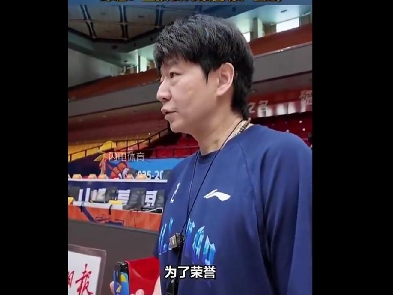 CBA最新消息：据山东男篮主教练邱彪指导赛前接受采访时表示：全队要为尊严荣誉而战