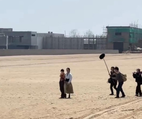 5月6日，周冬雨和马思纯同时出现河北的旅游度假区阿那亚，因为被一群人簇拥着，再加