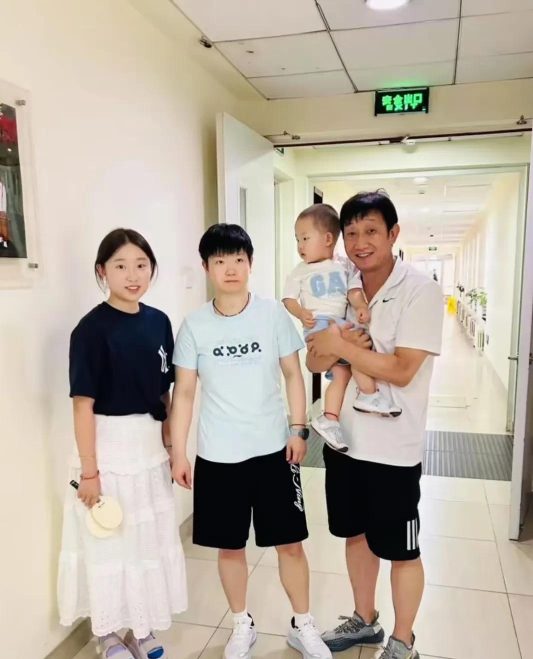 6.29新鲜的孙颖莎，小帅哥看呆了！哈哈哈今天的莎莎合影，看这个小伙估计一眼就
