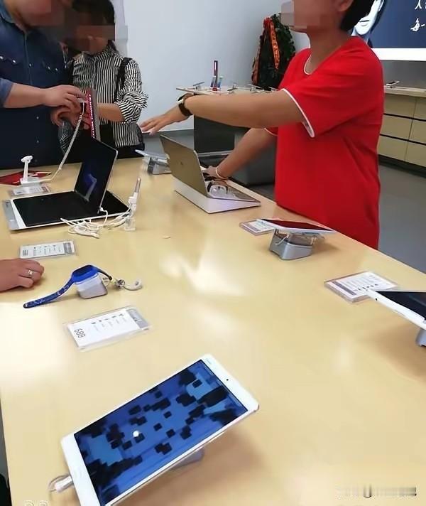 江西南昌，男子花12298元买了一部华为手机，使用一年后出现卡顿、死机、暗屏等问